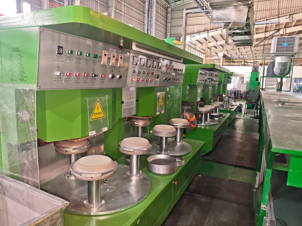 Die Lötmaschine für Kochutensilienböden wurde im Ausland installiert.